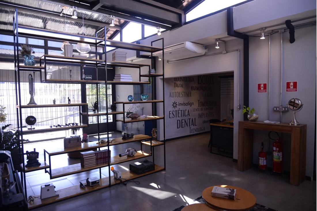 Ambiente amplo do Instituto Beltrame com estrutura moderna e iluminação natural