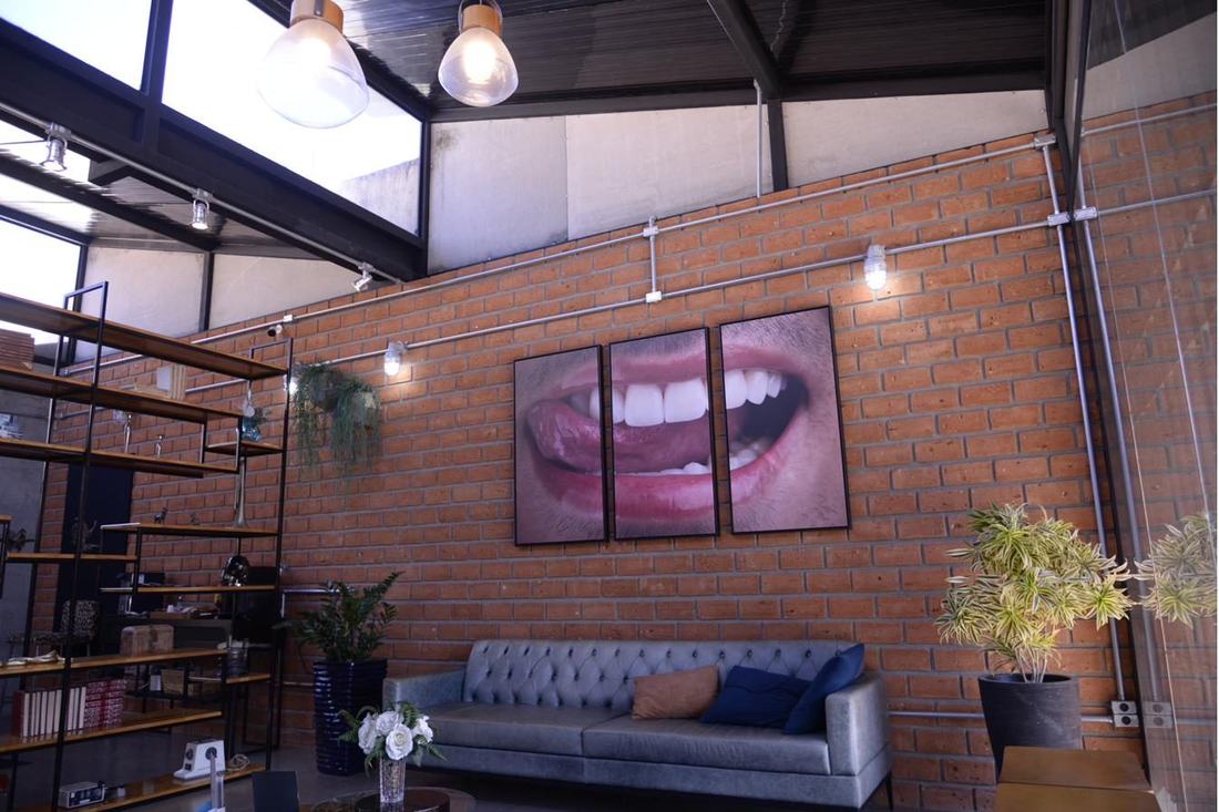 Lounge de espera do Instituto Beltrame com sofá de couro caramelo
