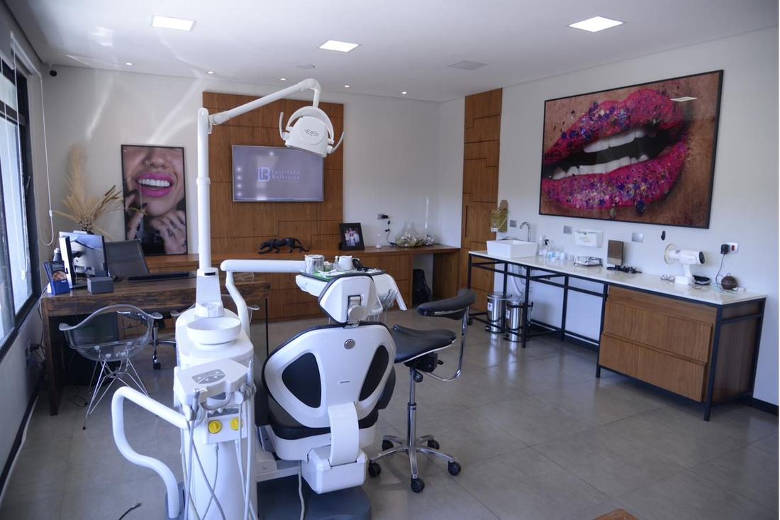 Consultório do Instituto Beltrame preparado para atendimento.