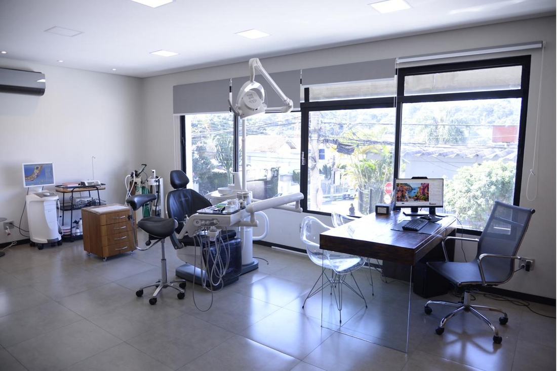 Consultório do Instituto Beltrame, com cadeira odontológica e equipamentos.