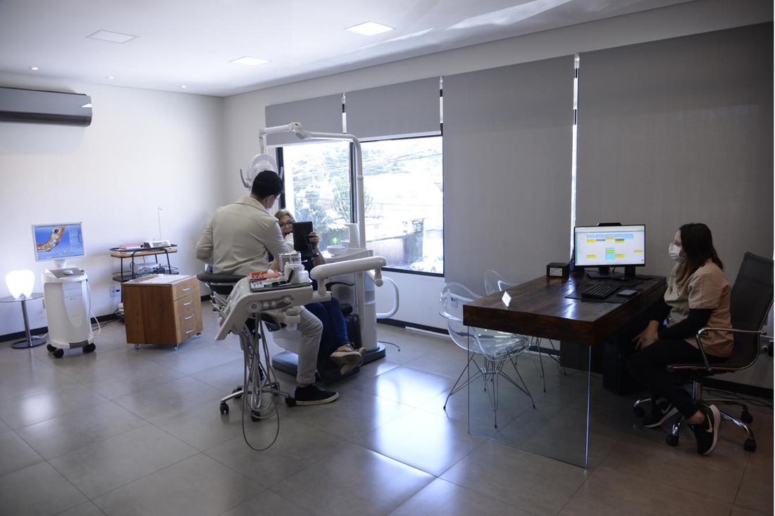 Atendimento em cadeira odontológica no Instituto Beltrame.